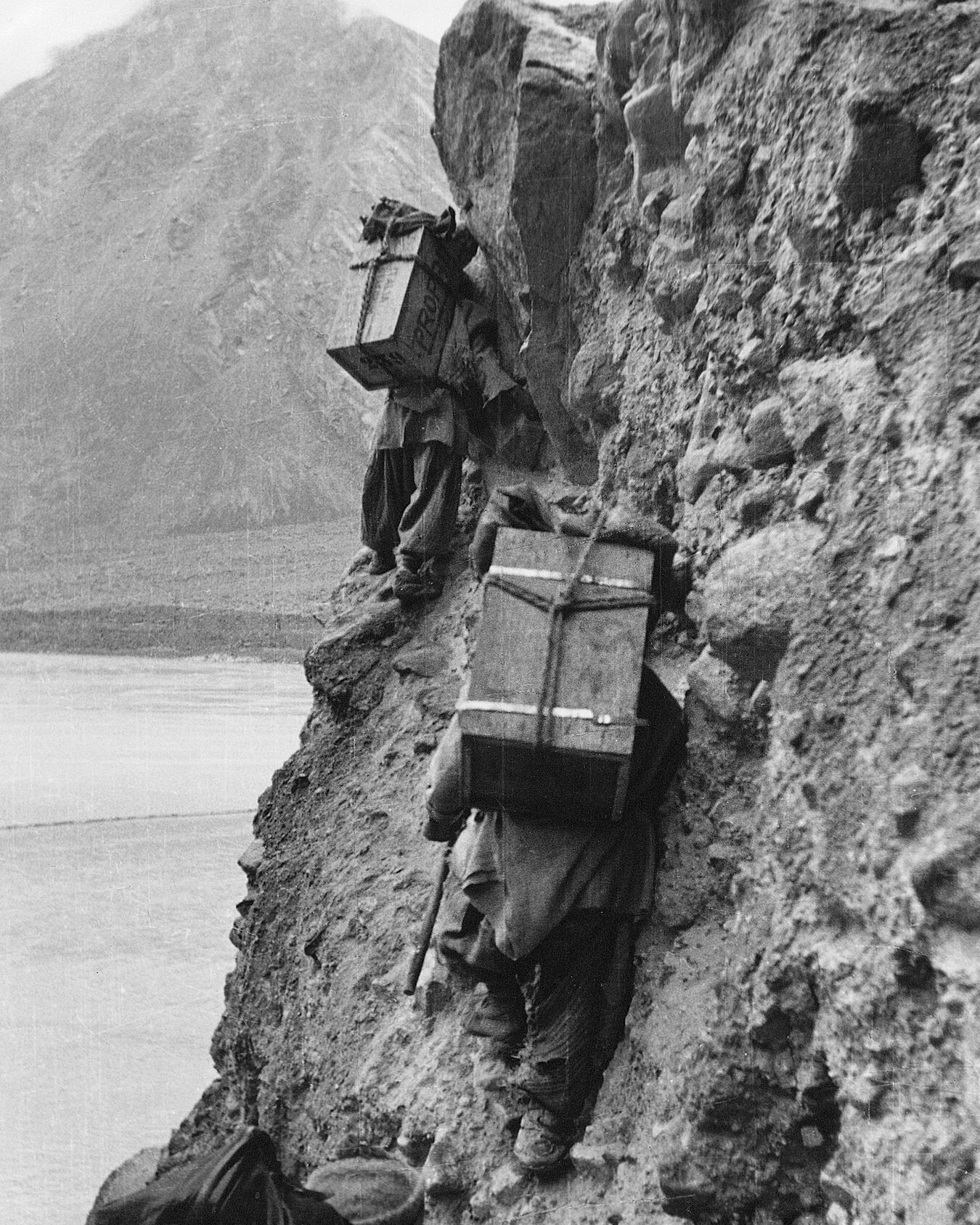 shots of the 1954 Italian expedition to K2 img1